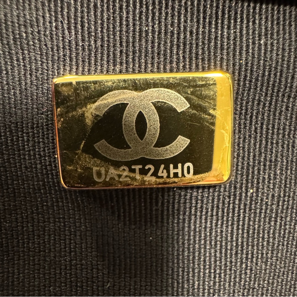CHANEL Black and Gold Quilted Shoulder Bag with Iconic CC Logo - Picture 11 of 12